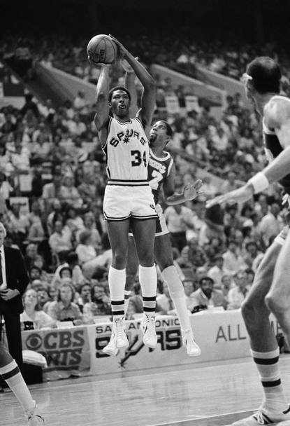 13 maggio 1983, finali di Conference: Mike Mitchell al tiro in the San Antonio Spurs - Los Angeles Lakers (Ap)